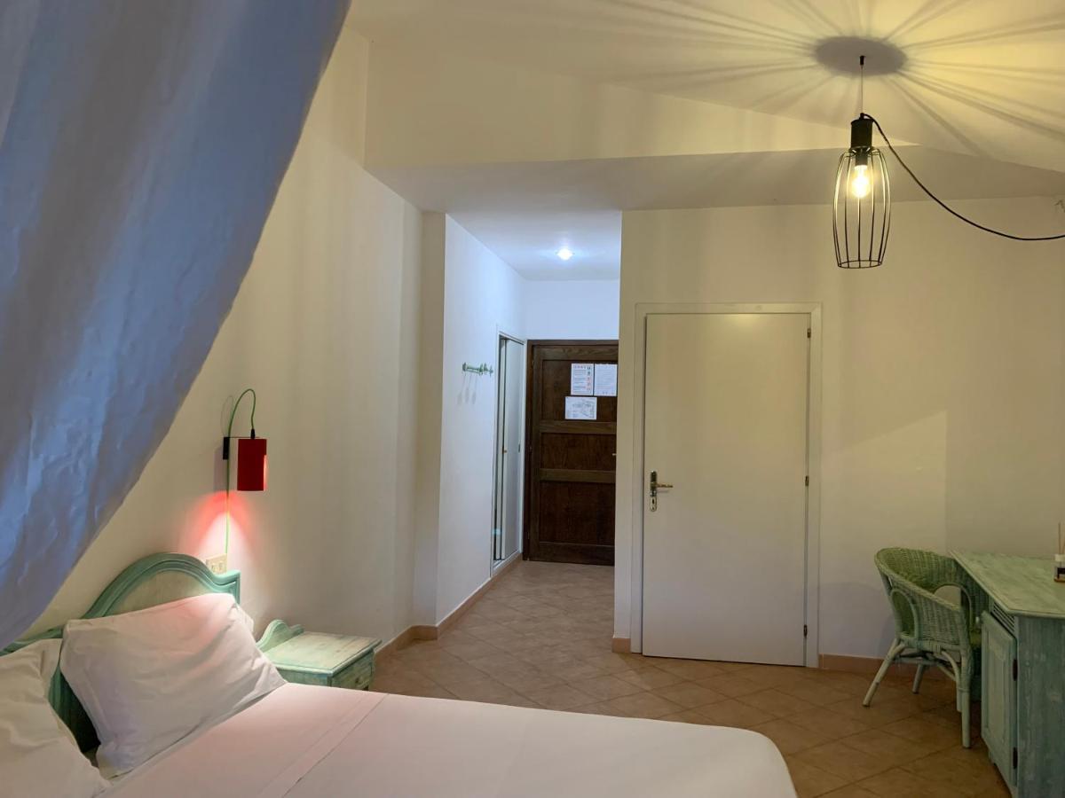 Godo Beach Hotel Baja Sardinia Exterior photo