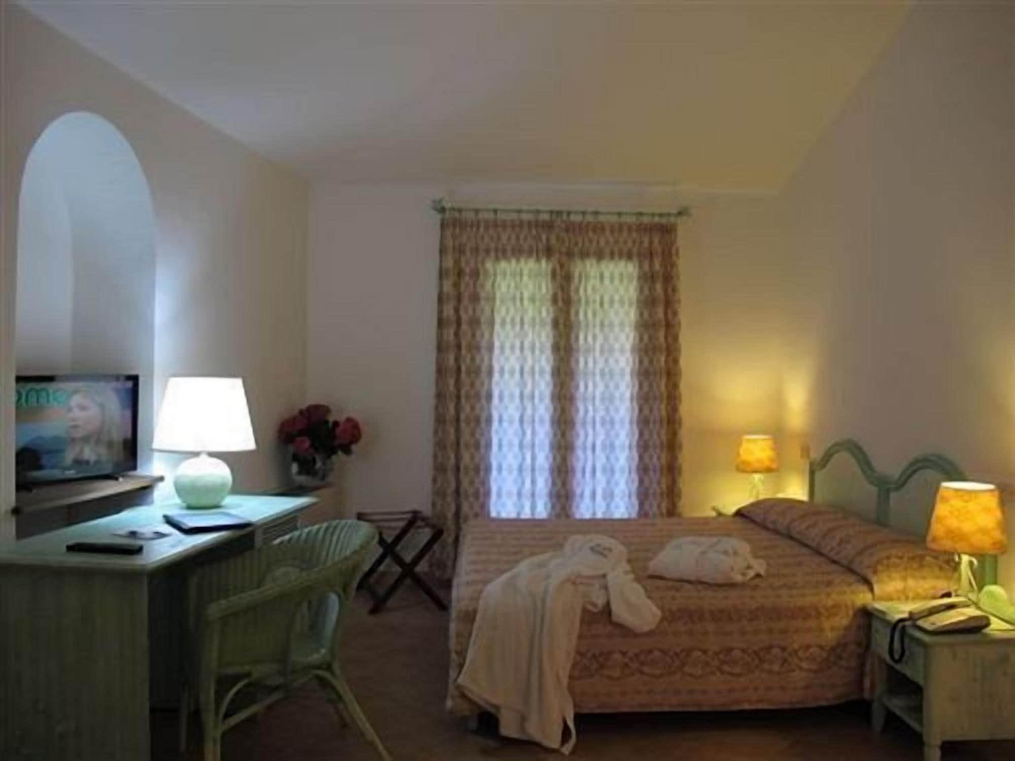 Godo Beach Hotel Baja Sardinia Exterior photo