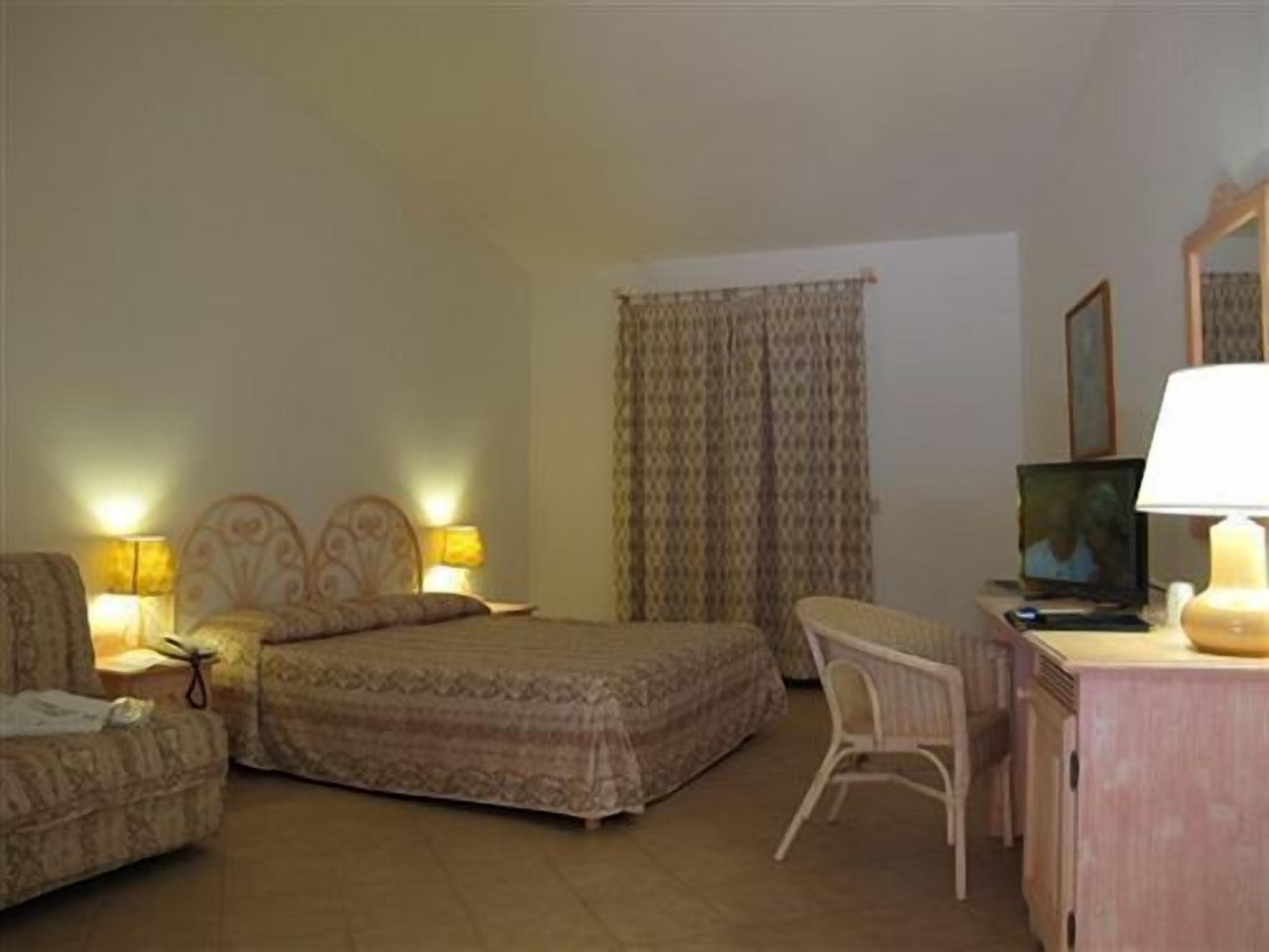 Godo Beach Hotel Baja Sardinia Exterior photo
