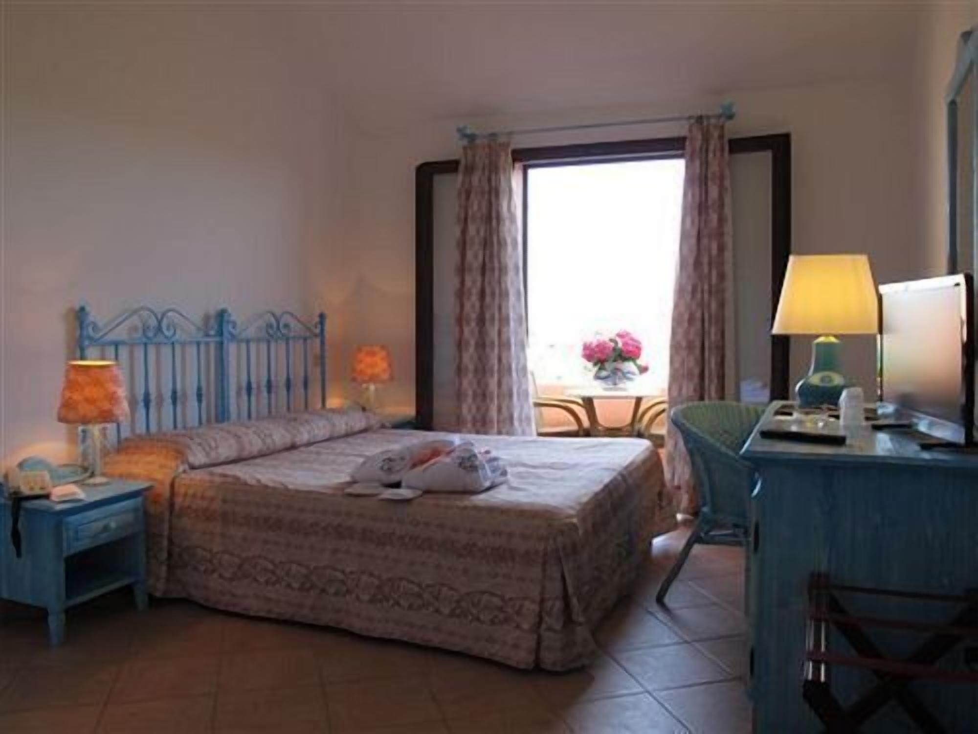 Godo Beach Hotel Baja Sardinia Exterior photo