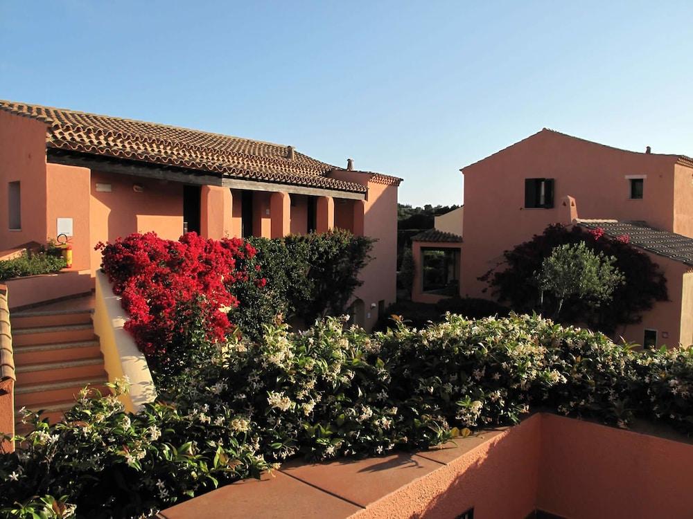 Godo Beach Hotel Baja Sardinia Exterior photo